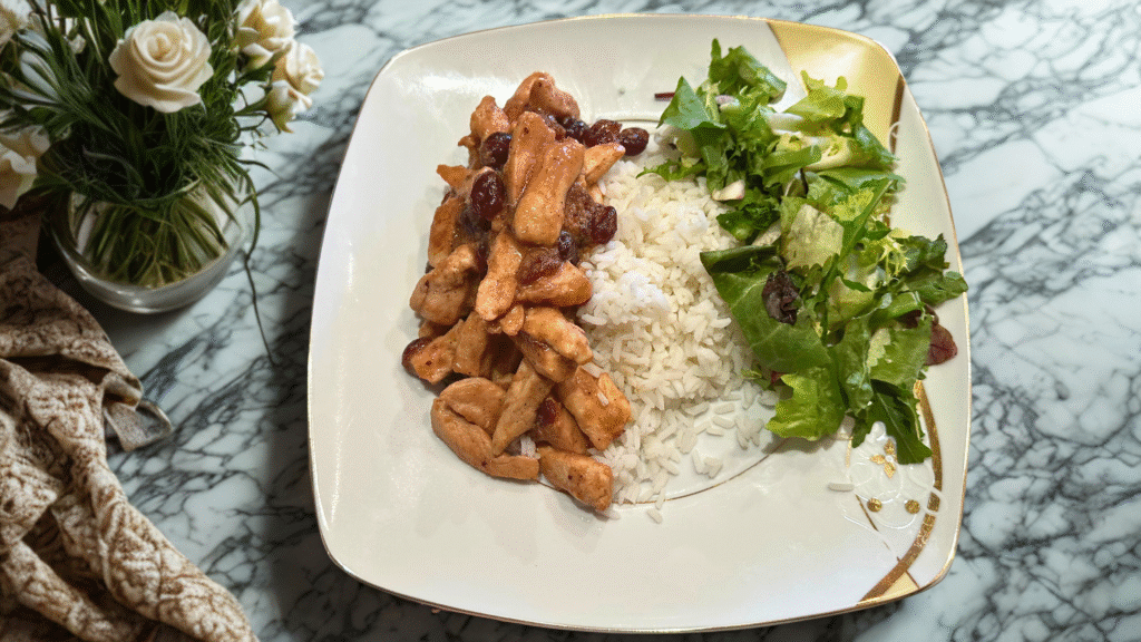 kurczak z ryżem i sałatką na talerzu