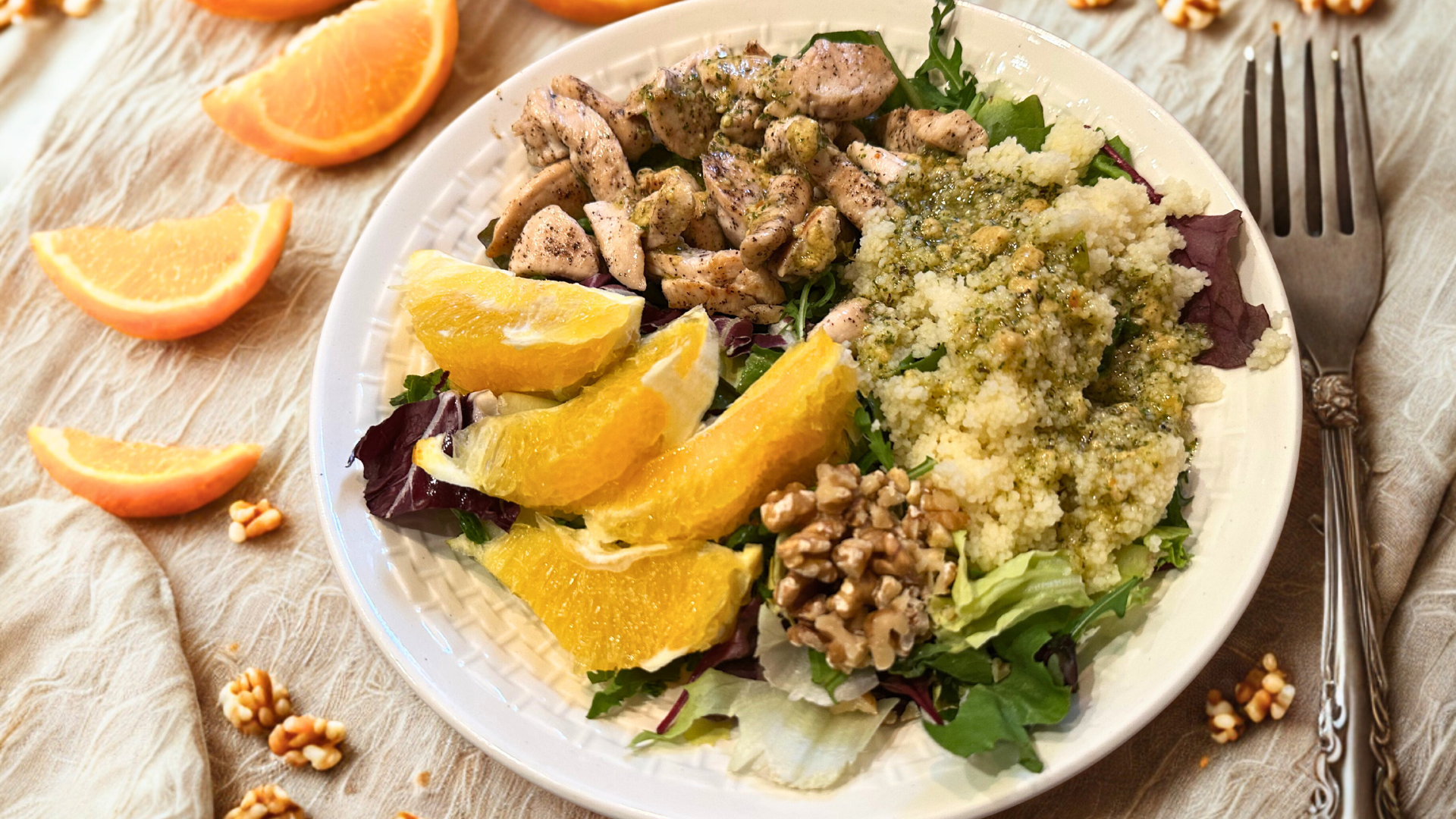 sałatka z kurczakiem i pomarańczą, orzechami włoskimi