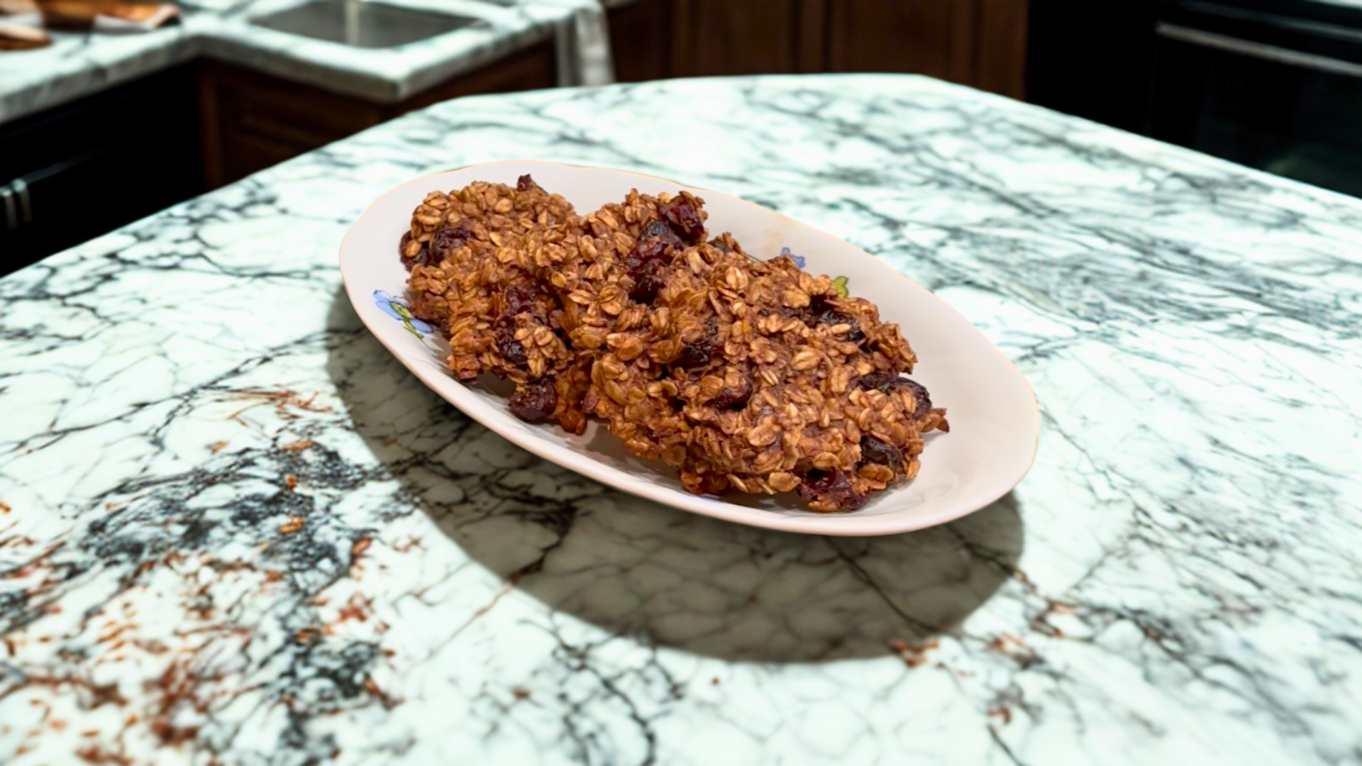 ciastka na talerzu na marmurowym blacie